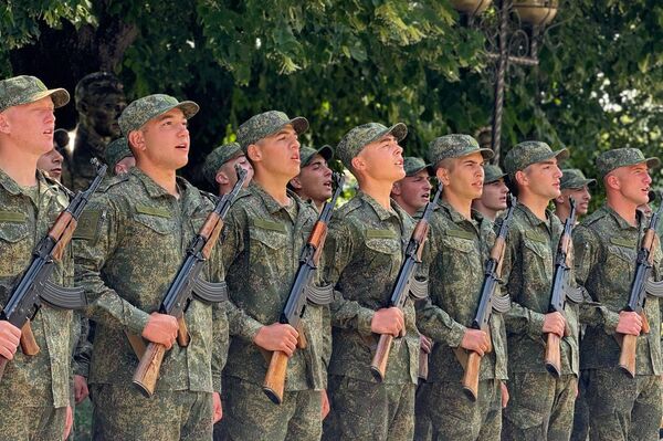 Торжественная церемония приведения присяги роты молодого пополнения ВС РЮО - Sputnik Южная Осетия