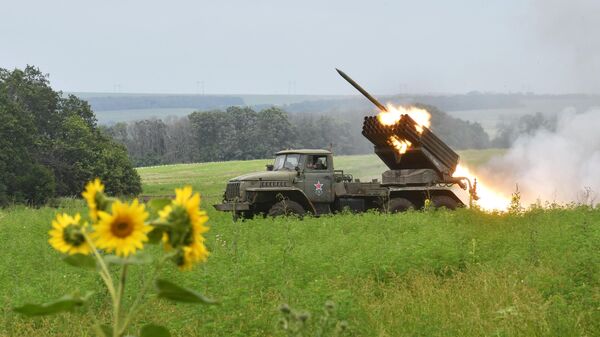 Боевая работа РСЗО БМ-21 Град и САУ 2С19 М2 Мста-С на Сватовско-Кременном направлении - Sputnik Южная Осетия