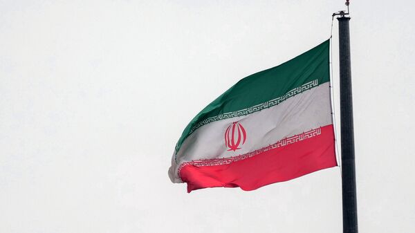 Государственный флаг Ирана в Тегеране. - Sputnik Южная Осетия