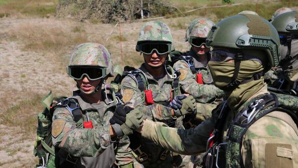 Десантирование белорусских и китайских военнослужащих в рамках антитеррористической тренировки Атакующий сокол - Sputnik Южная Осетия