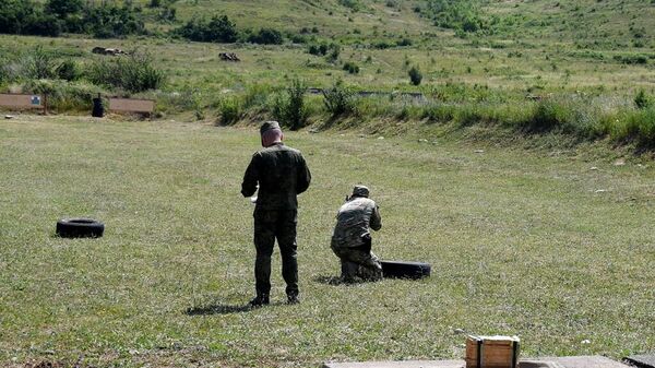 Офицеры Минобороны Южной Осетии оттачивают навыки стрельбы - Sputnik Южная Осетия