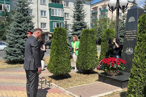 Возложение цветов к памятной стеле на улице Миротворцев в Цхинвале  - Sputnik Южная Осетия