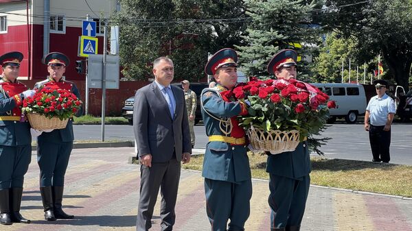 Возложение цветов к памятной стеле на улице Миротворцев в Цхинвале  - Sputnik Южная Осетия