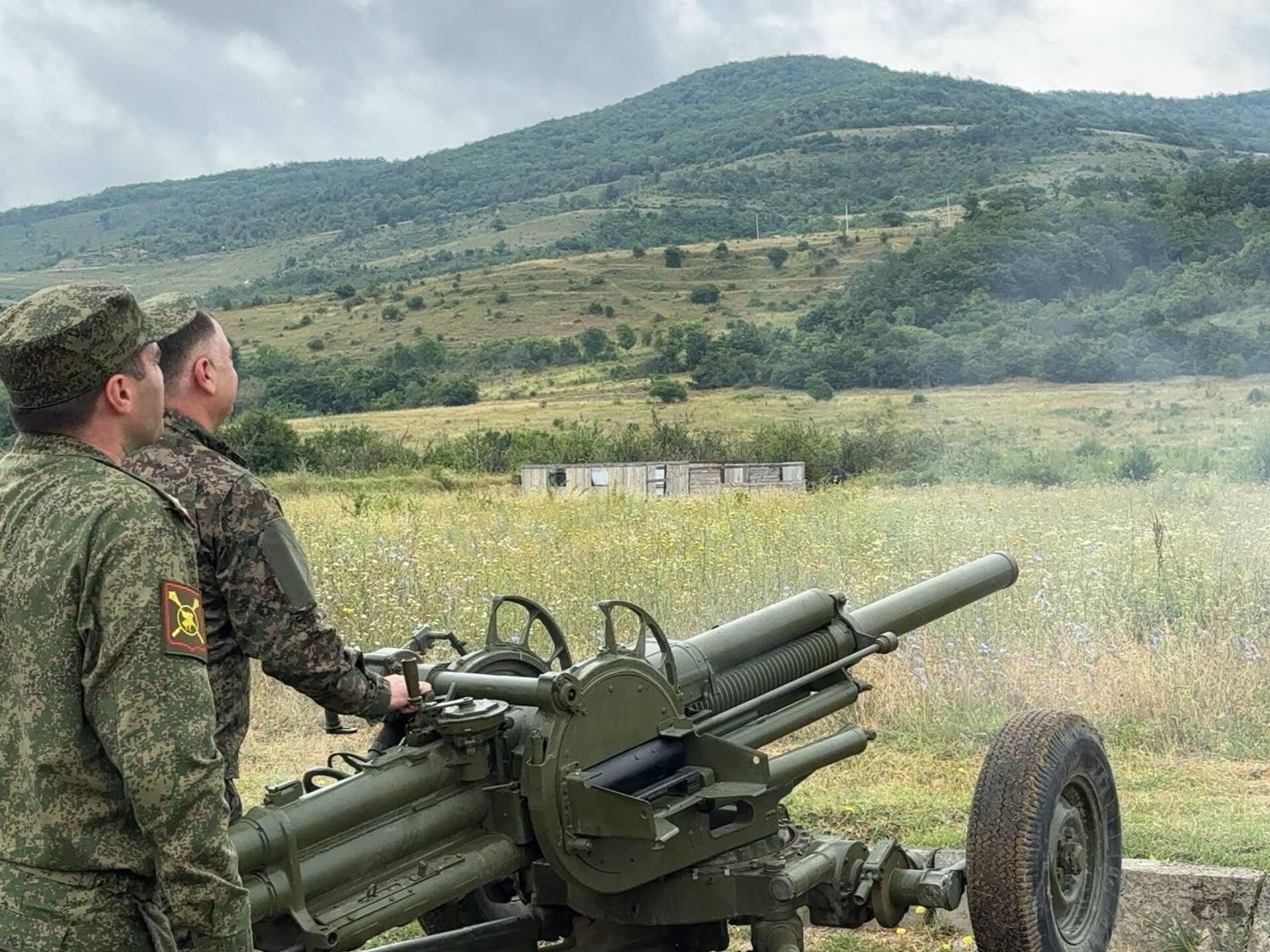 Президент Южной Осетии Алан Гаглоев посетил практические занятия на военном полигоне - Sputnik Хуссар Ирыстон, 1920, 18.07.2024