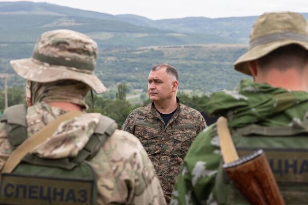 Президент Южной Осетии Алан Гаглоев посетил практические занятия на военном полигоне - Sputnik Южная Осетия