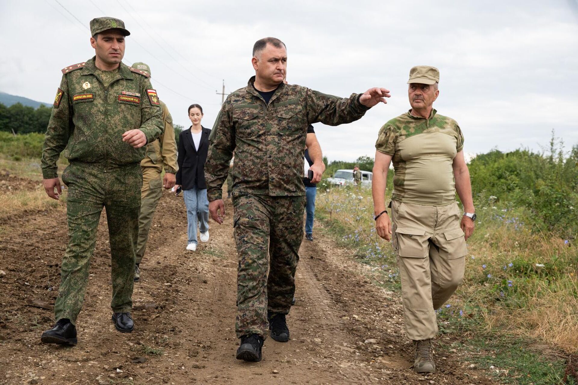 Президент Южной Осетии Алан Гаглоев посетил практические занятия на военном полигоне - Sputnik Хуссар Ирыстон, 1920, 18.07.2024