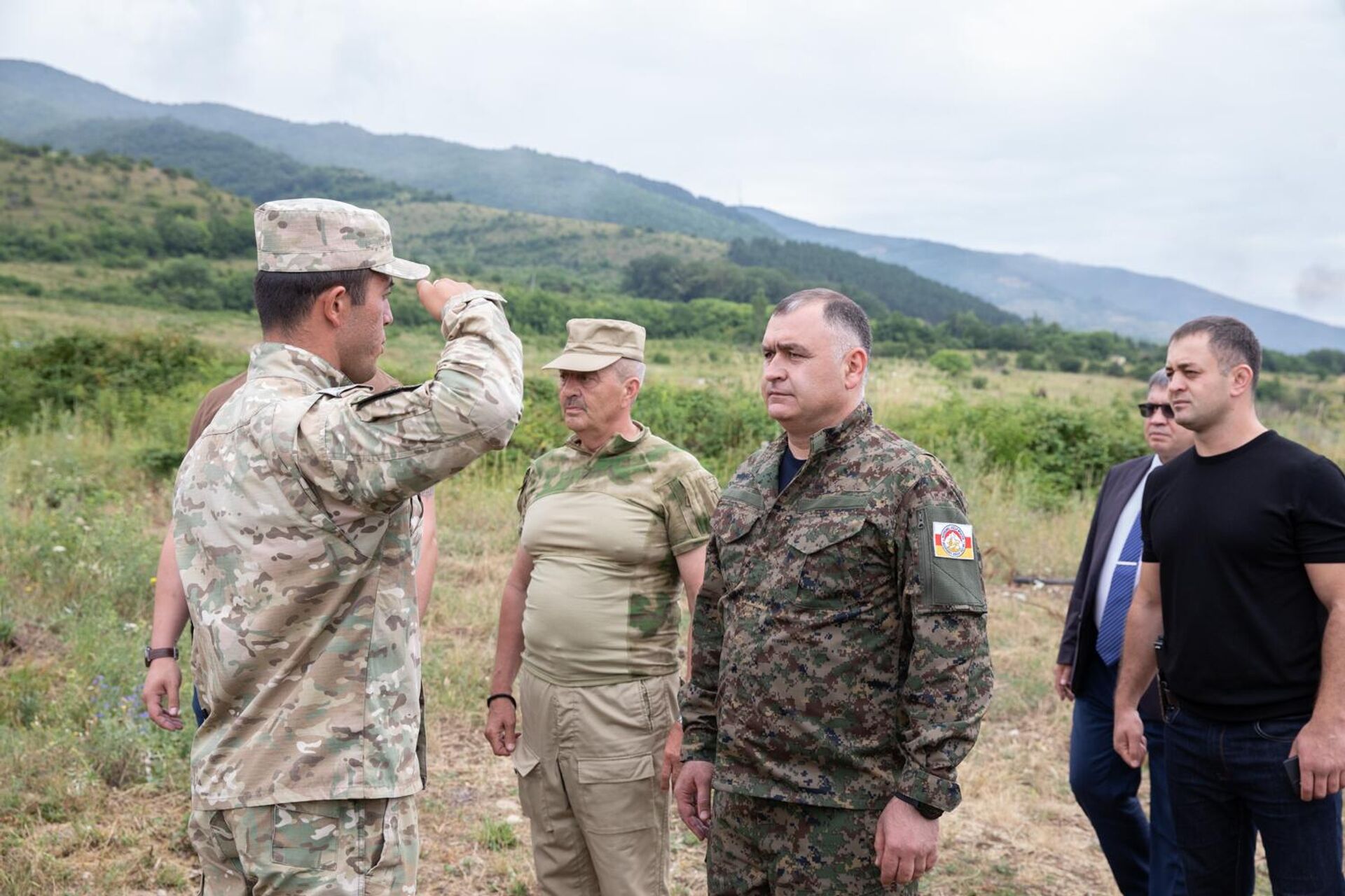 Президент Южной Осетии Алан Гаглоев посетил практические занятия на военном полигоне - Sputnik Хуссар Ирыстон, 1920, 18.07.2024