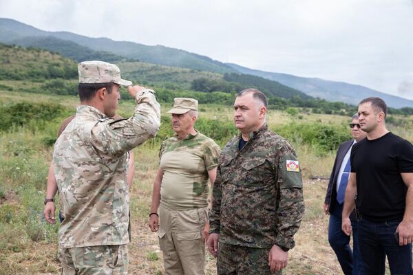 Президент Южной Осетии Алан Гаглоев посетил практические занятия на военном полигоне - Sputnik Южная Осетия