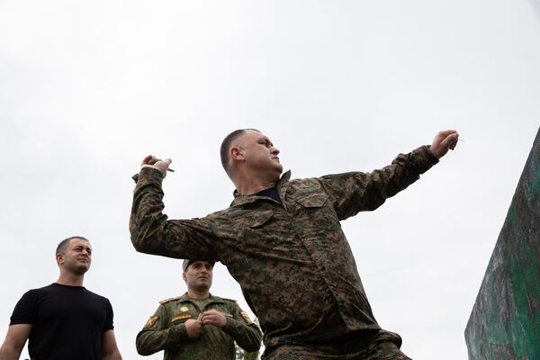 Президент Южной Осетии Алан Гаглоев посетил практические занятия на военном полигоне - Sputnik Южная Осетия