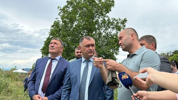 Президент и премьер Южной Осетии проинспектировали ремонт аварийного моста в микрорайоне Солнечный - Sputnik Южная Осетия