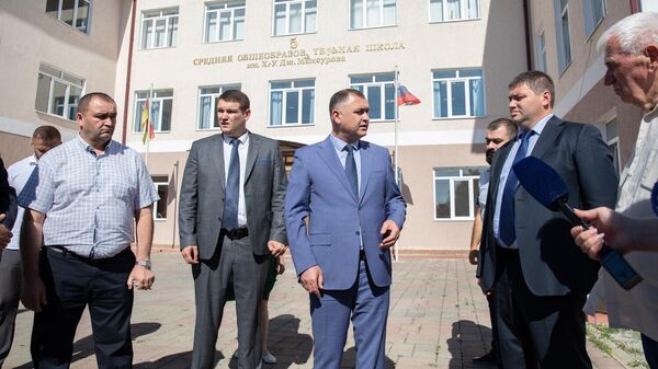 Президент Алан Гаглоев посетил СОШ №5 - Sputnik Южная Осетия