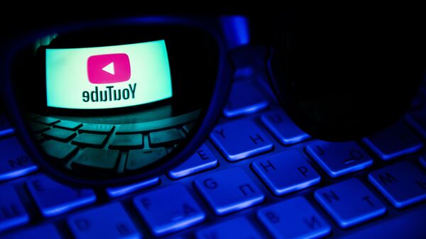 Отражение логотипа видеохостинга YouTube - Sputnik Южная Осетия