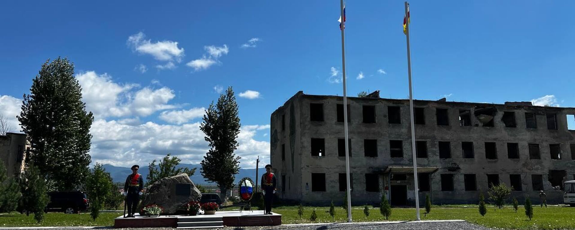 Церемония возложения цветов к монументу павшим российским миротворцам   - Sputnik Южная Осетия, 1920, 19.04.2025
