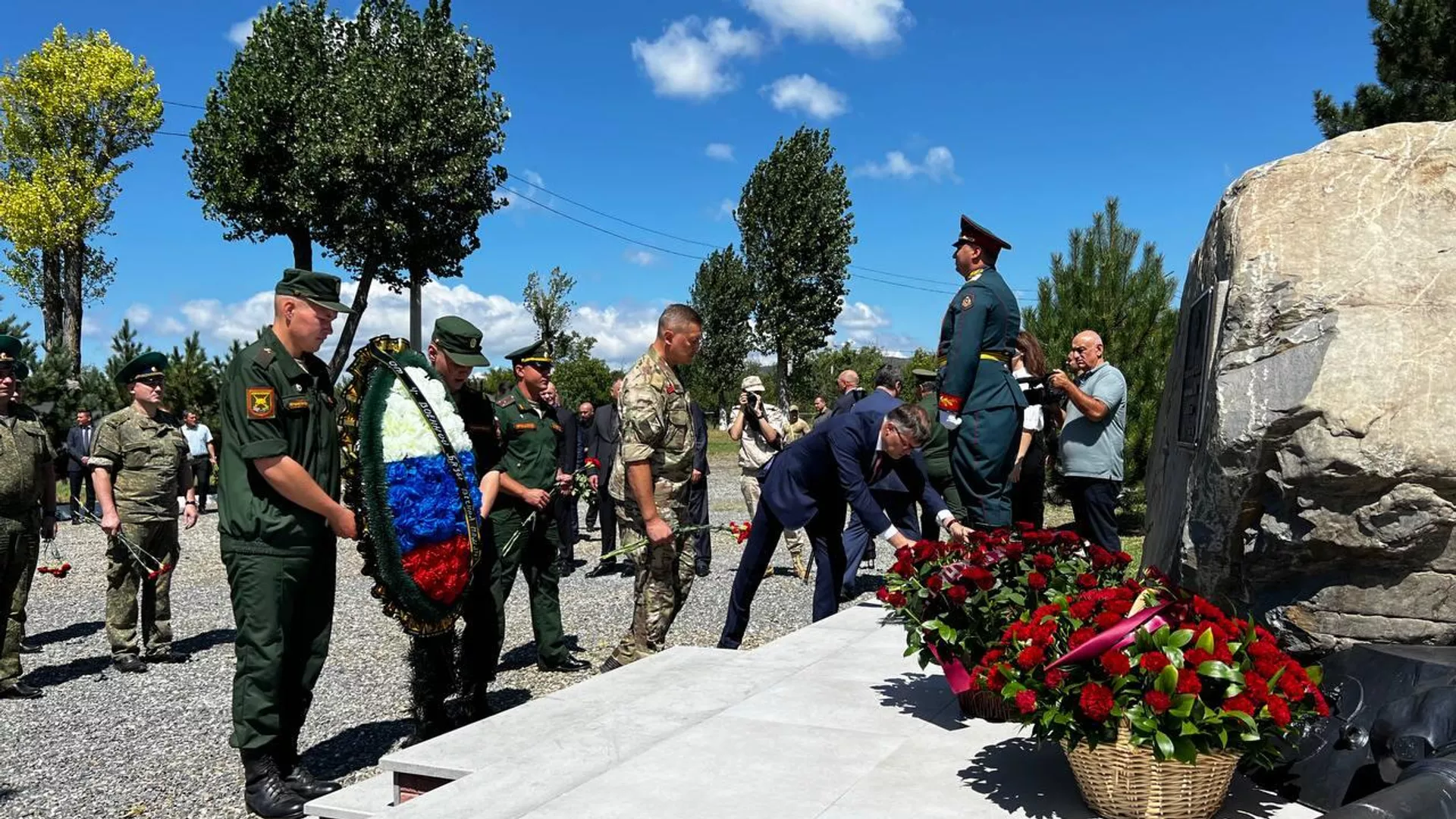 Церемония возложения цветов к монументу павшим российским миротворцам  