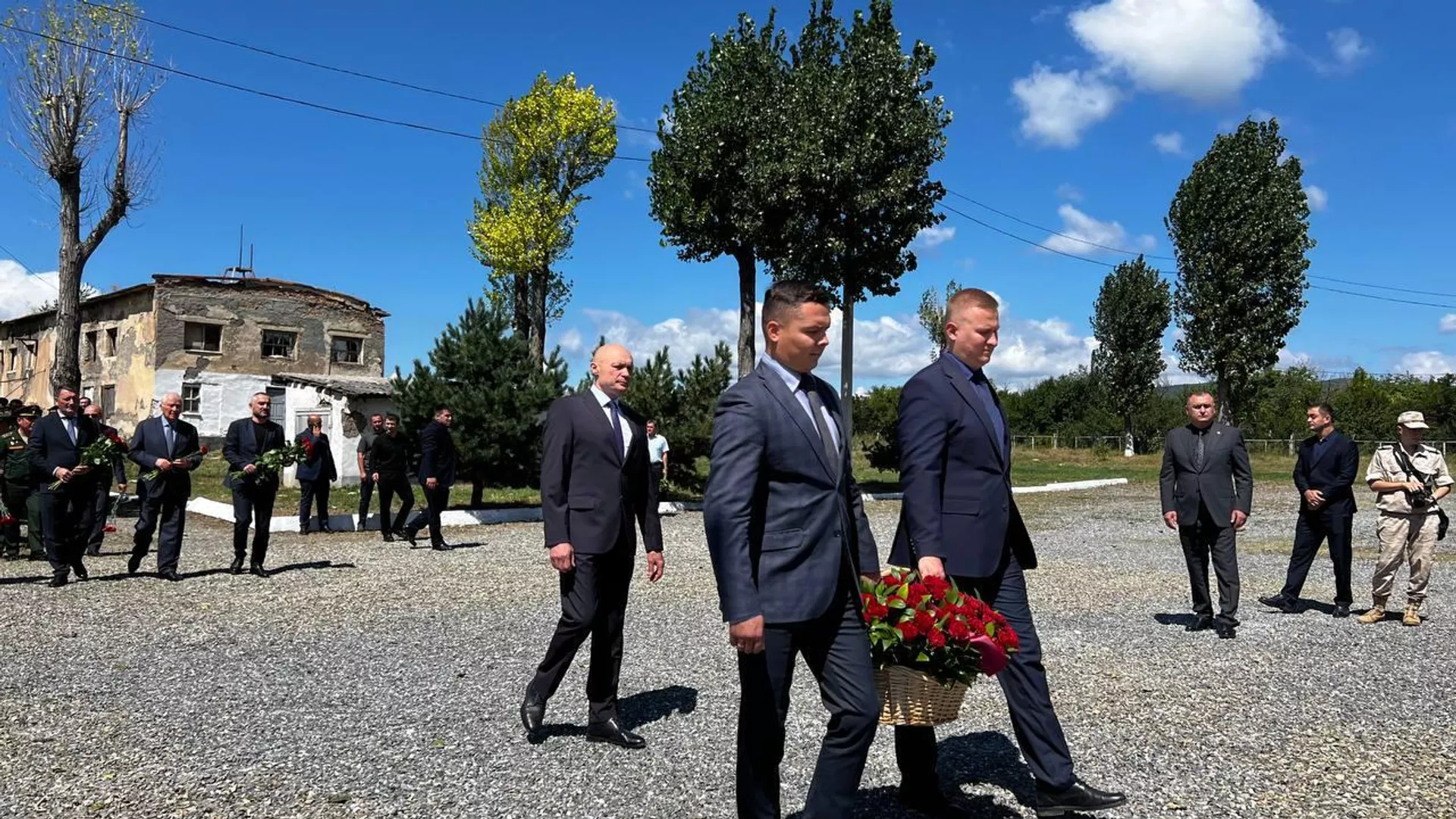Церемония возложения цветов к монументу павшим российским миротворцам  