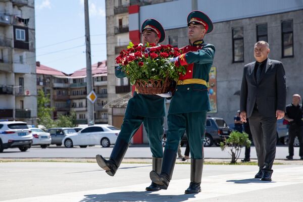 Возложение цветов к памятникам защитников Южной Осетии, погибших в августе 2008 года - Sputnik Южная Осетия