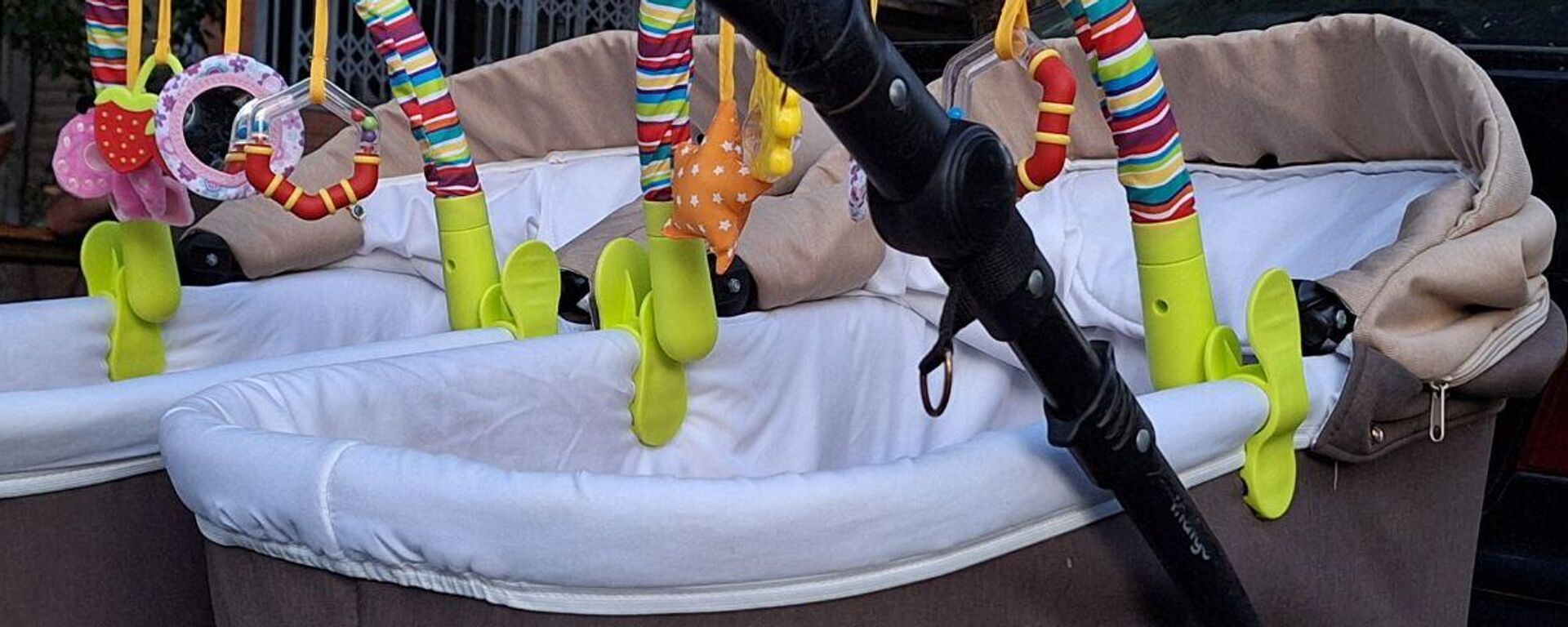 Младенцы в коляске на прогулке - Sputnik Южная Осетия, 1920, 31.12.2025