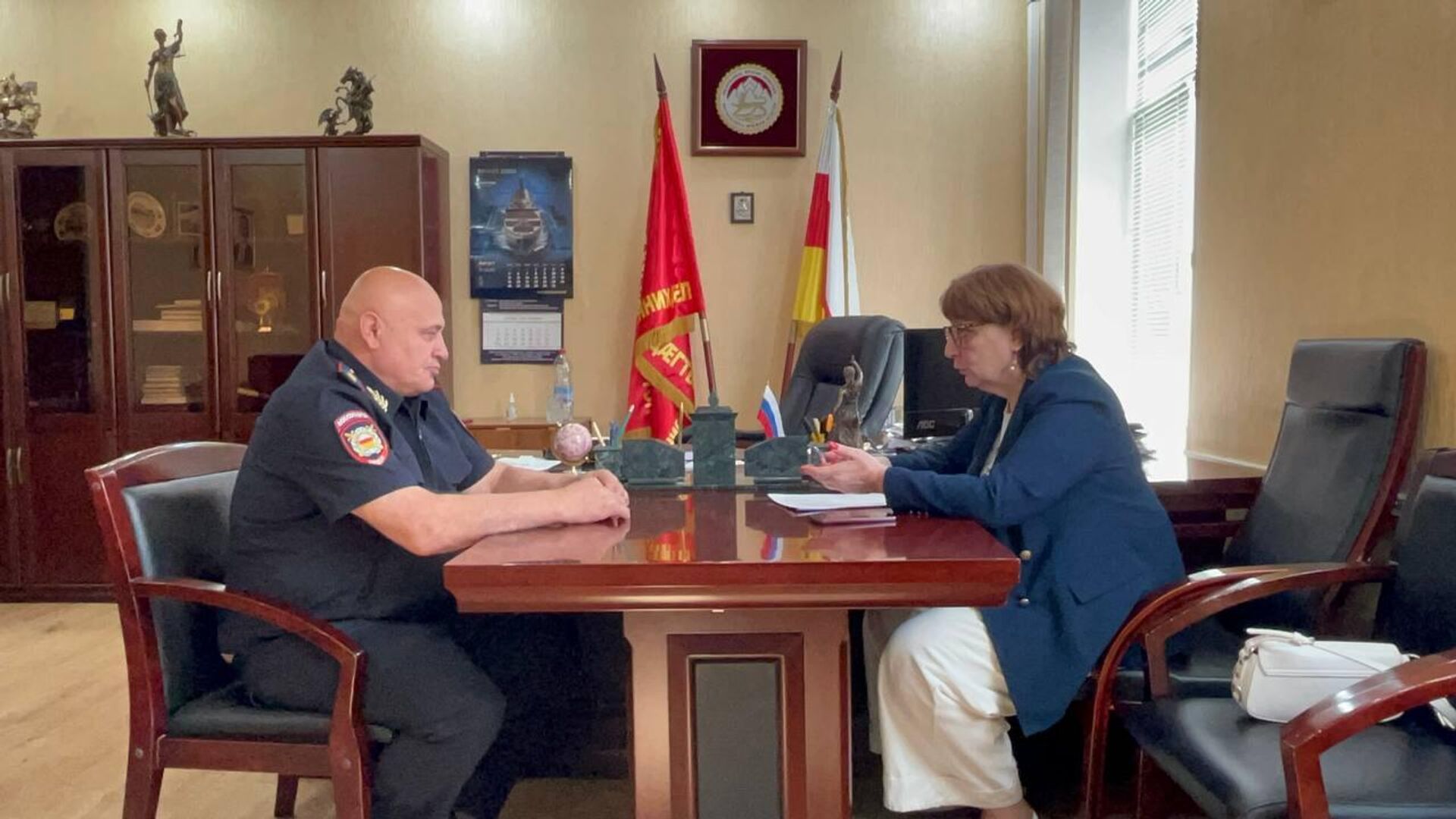 Глава МВД РЮО Алан Гучмазов на встрече с уполномоченным по правам ребенка Аэлитой Джиоевой  - Sputnik Южная Осетия, 1920, 09.09.2024