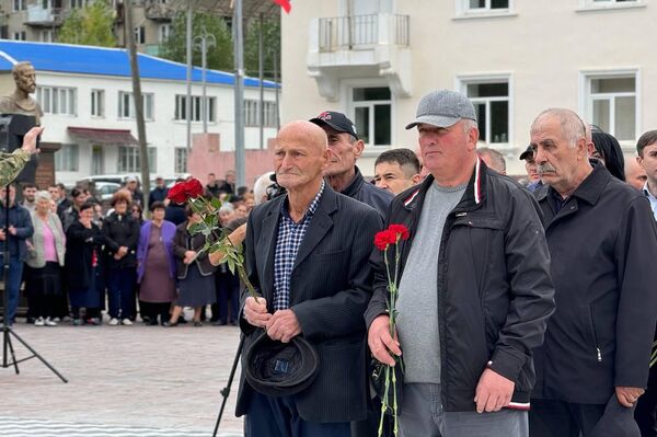 В Квайсе торжественно открыли памятник погибшему бойцу СВО Радиславу Хугаеву - Sputnik Южная Осетия