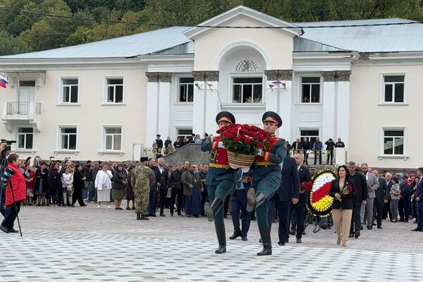 В Квайсе торжественно открыли памятник погибшему бойцу СВО Радиславу Хугаеву - Sputnik Южная Осетия