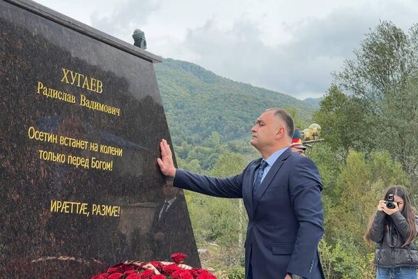 В Квайсе торжественно открыли памятник погибшему бойцу СВО Радиславу Хугаеву - Sputnik Южная Осетия