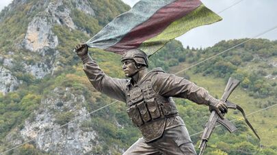 В Квайсе торжественно открыли памятник погибшему бойцу СВО Радиславу Хугаеву