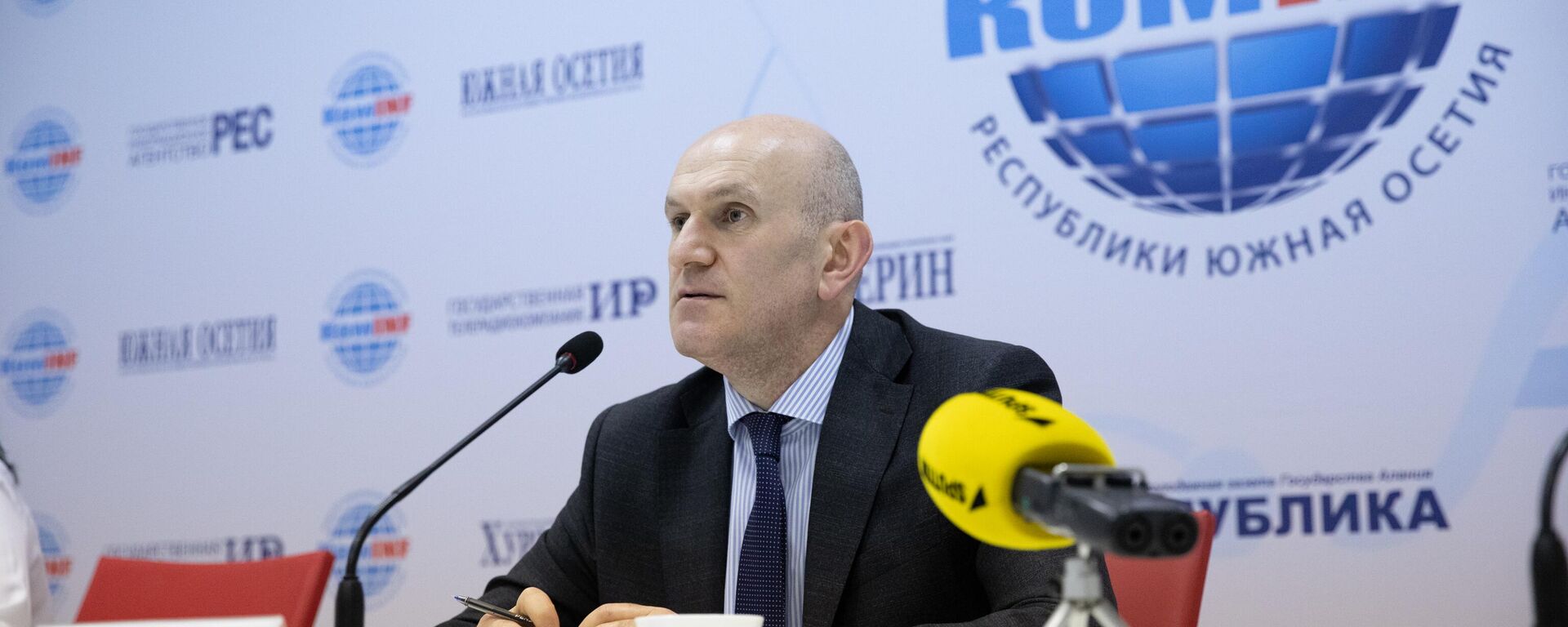 Ахсар Джиоев на пресс-конференции - Sputnik Южная Осетия, 1920, 04.12.2025