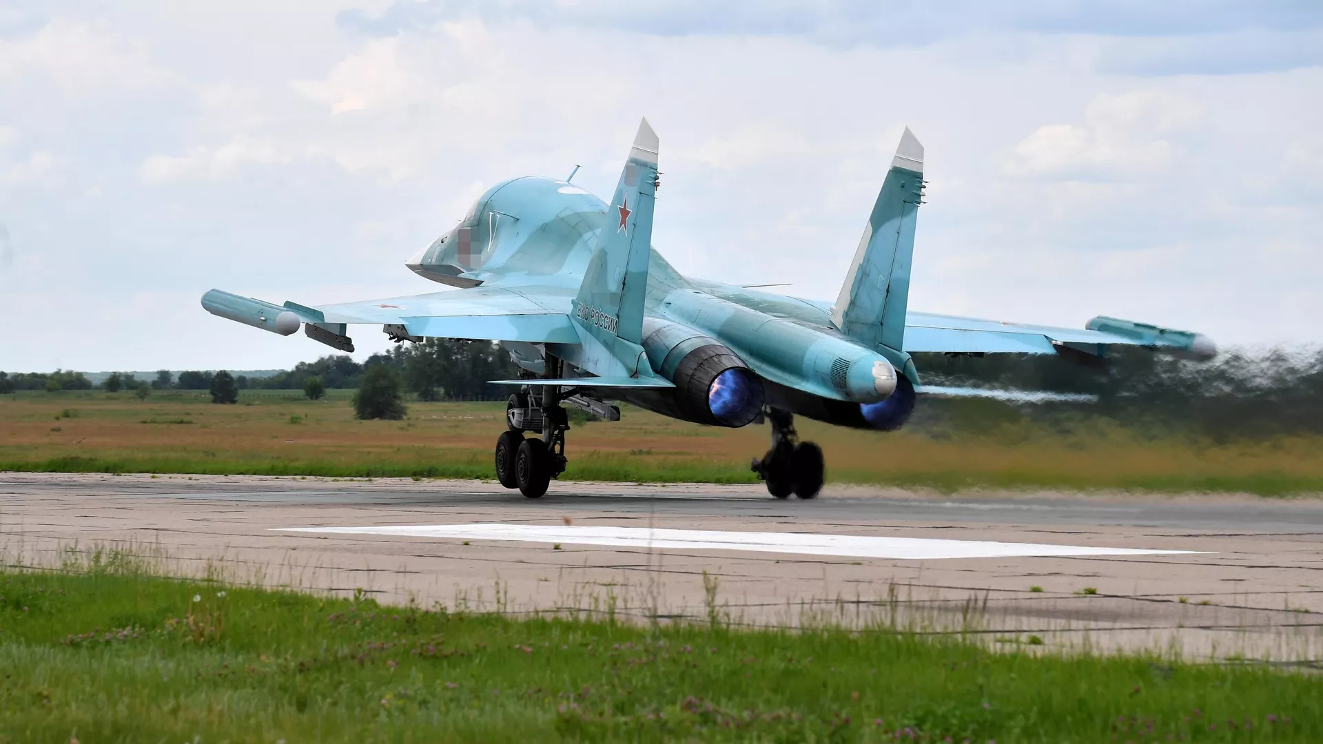 Самолет-бомбардировщик Су-34. Архивное фото