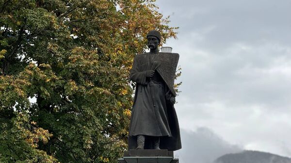 В Цхинвале возложили цветы к памятнику Коста Хетагурова - Sputnik Южная Осетия
