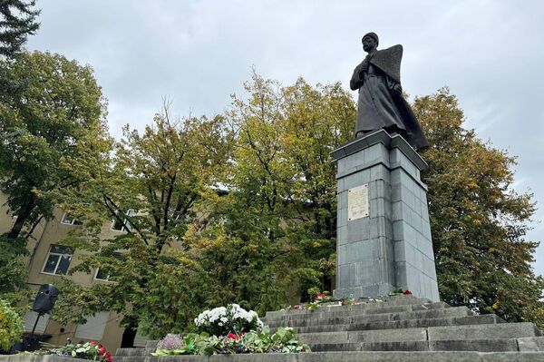 В Цхинвале возложили цветы к памятнику Коста Хетагурова В Цхинвале возложили цветы к памятнику Коста Хетагурова - Sputnik Южная Осетия