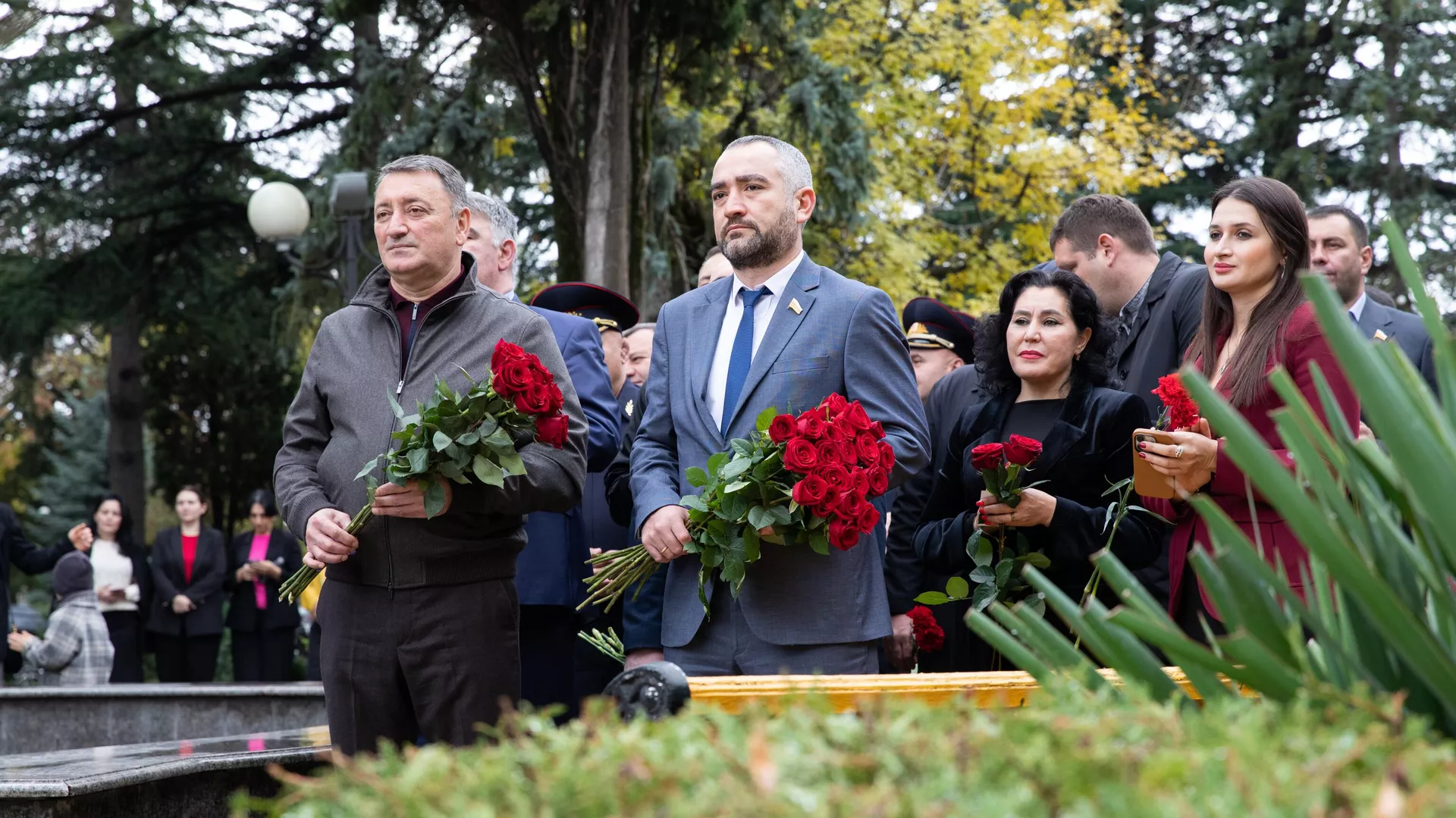 В Цхинвале возложили цветы к памятнику Коста Хетагурову