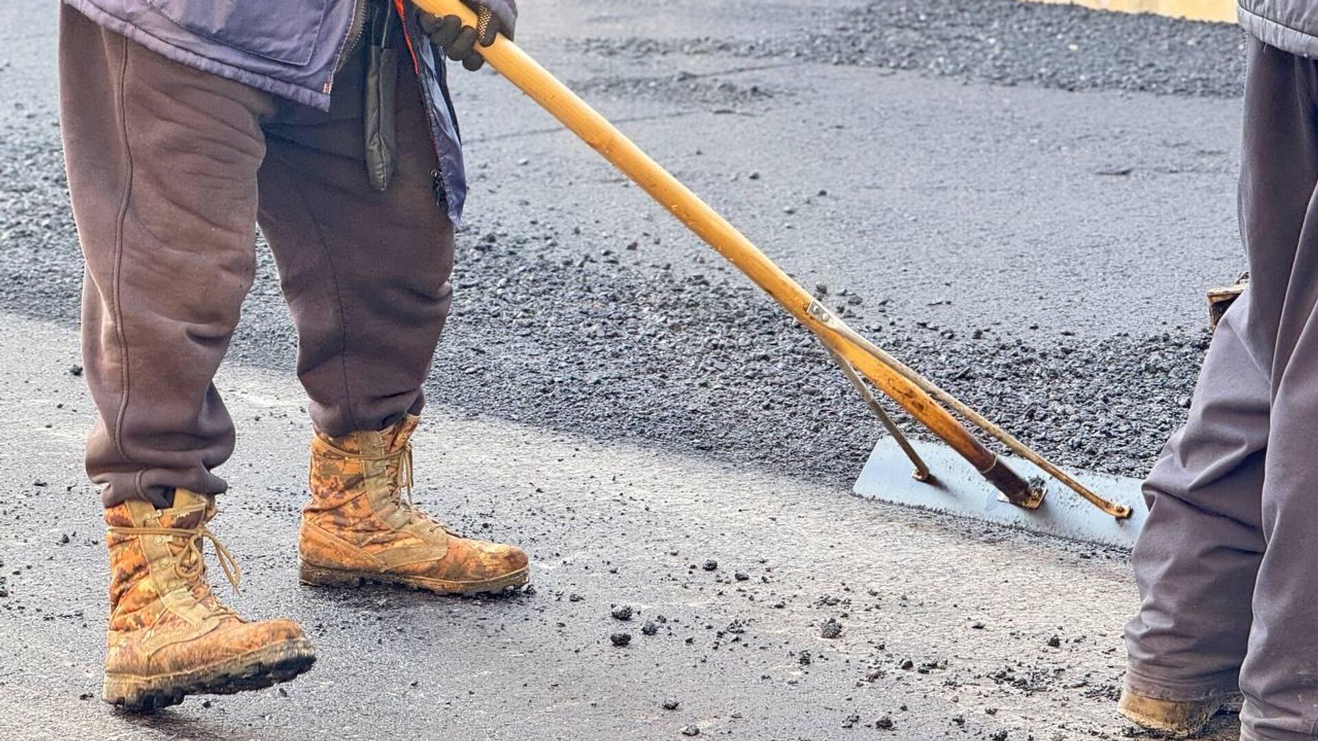 Алан Гаглоев проверил реконструкцию придомовых территорий в Цхинвале - Sputnik Южная Осетия, 1920, 12.11.2025