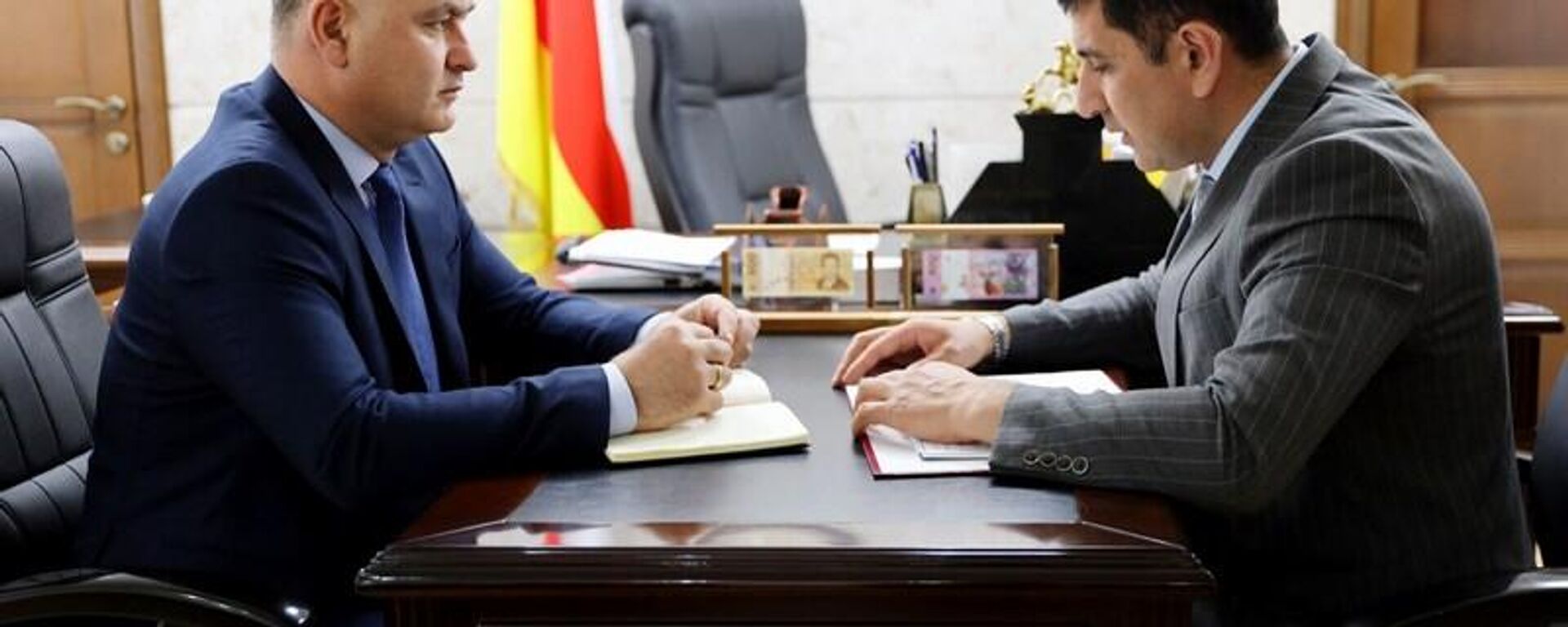 Президент Южной Осетии Алан Гаглоев на встрече с председателем Национального банка республики Сосланом Бекоевым - Sputnik Южная Осетия, 1920, 11.11.2024
