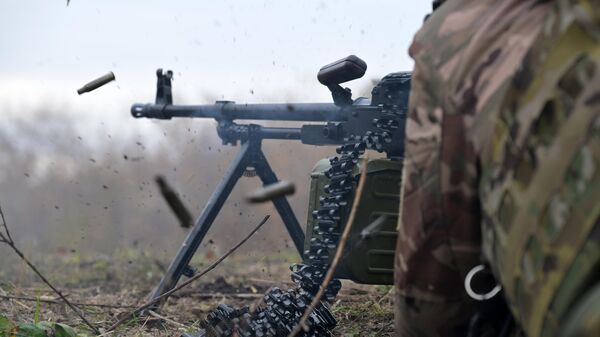 Разведчик ведет огонь из пулемета в зоне специальной военной операции. Архивное фото  - Sputnik Южная Осетия