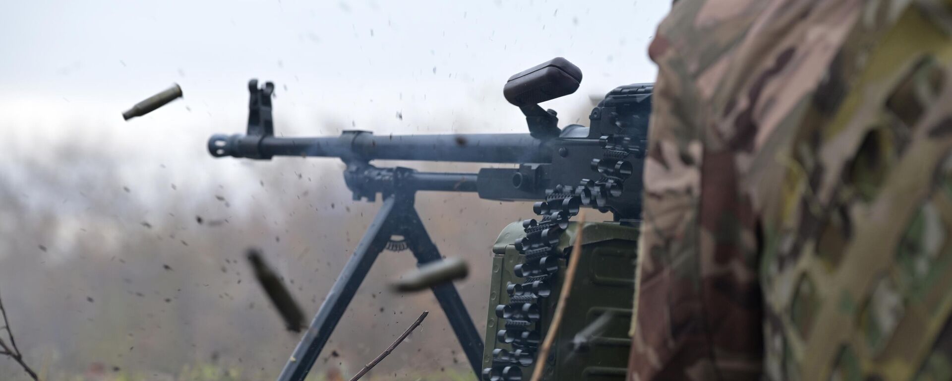 Разведчик ведет огонь из пулемета в зоне специальной военной операции. Архивное фото  - Sputnik Южная Осетия, 1920, 14.11.2024