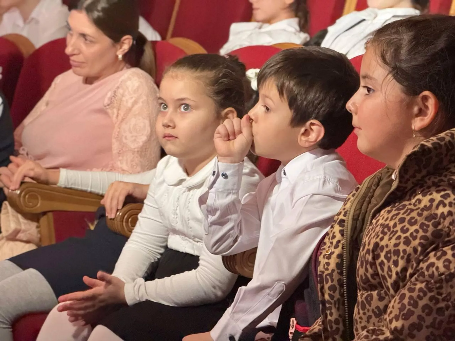 На премьере детского спектакля Сказка о рыбаке и рыбке в Цхинвале На премьере детского спектакля Сказка о рыбаке и рыбке в Цхинвале