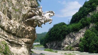 Памятник Уастырджи, покровителю путников и воинов. 