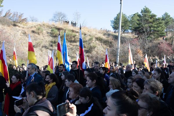 Митинг у въезда в Цхинвал в День мужества и народного единства  - Sputnik Южная Осетия