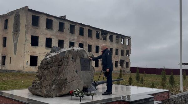 В Цхинвале почтили память Дениса Ветчинова и российских миротворцев, погибших в 2008 году - Sputnik Южная Осетия