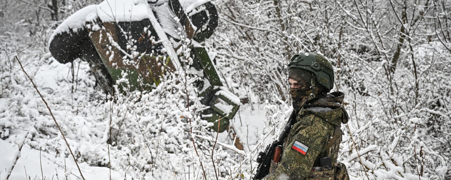 Российский военнослужащий  возле подбитого бронеавтомобиля ВСУ в Курской области. Архивное фото  - Sputnik Южная Осетия, 1920, 24.12.2024