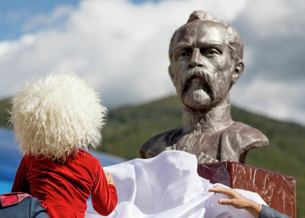 Открытие бюста Коста Хетагурова в поселке Дзау - Sputnik Южная Осетия