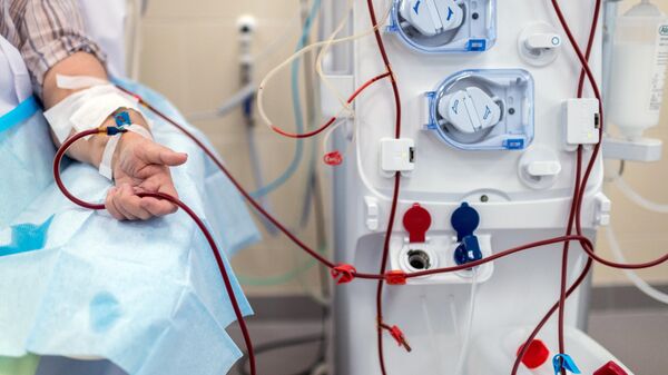 Пациент во время процедуры очистки крови на аппарате Искусственная почка - Sputnik Южная Осетия