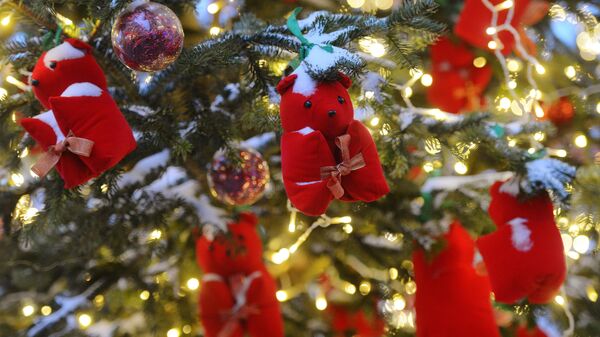 Елочные игрушки на ели - Sputnik Южная Осетия