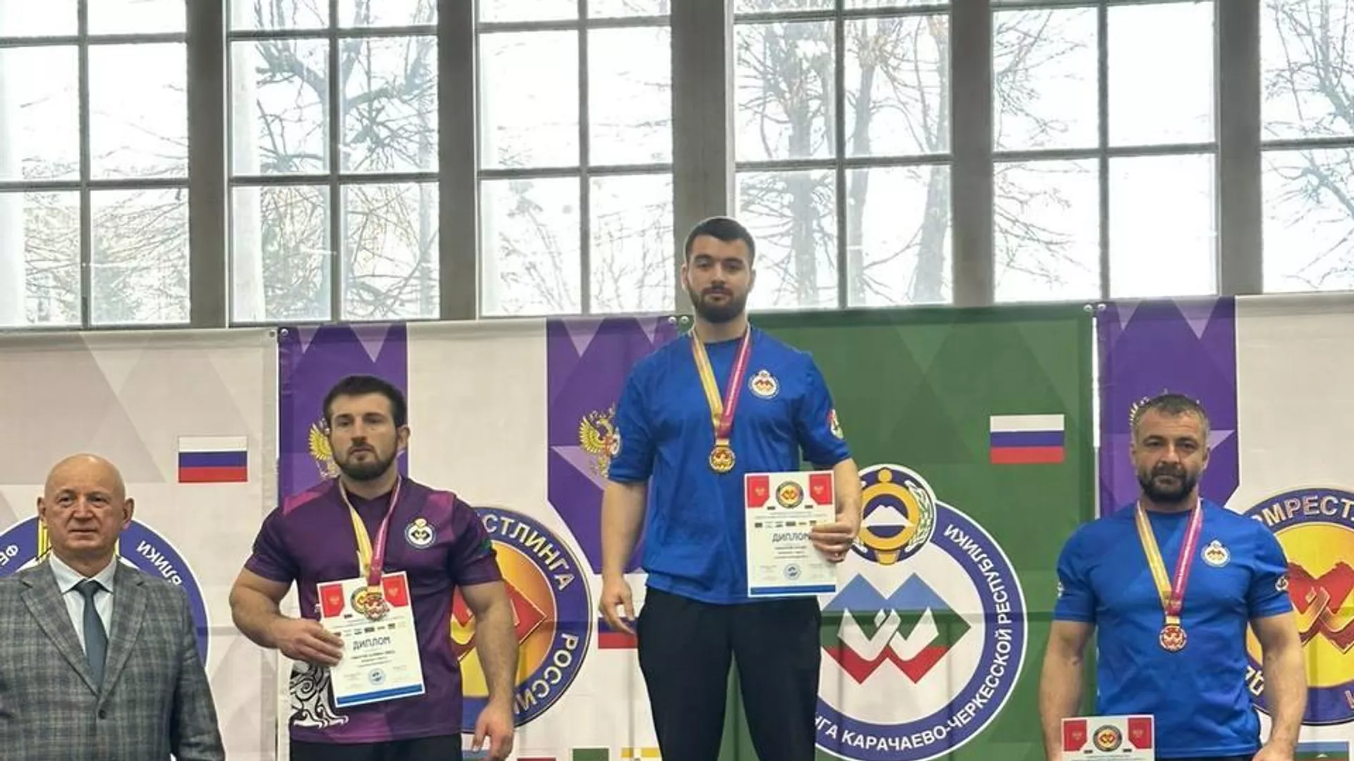 Спортсмены из Южной Осетии (справа и в центре) на пьедестале почета на соревнованиях по армрестлингу