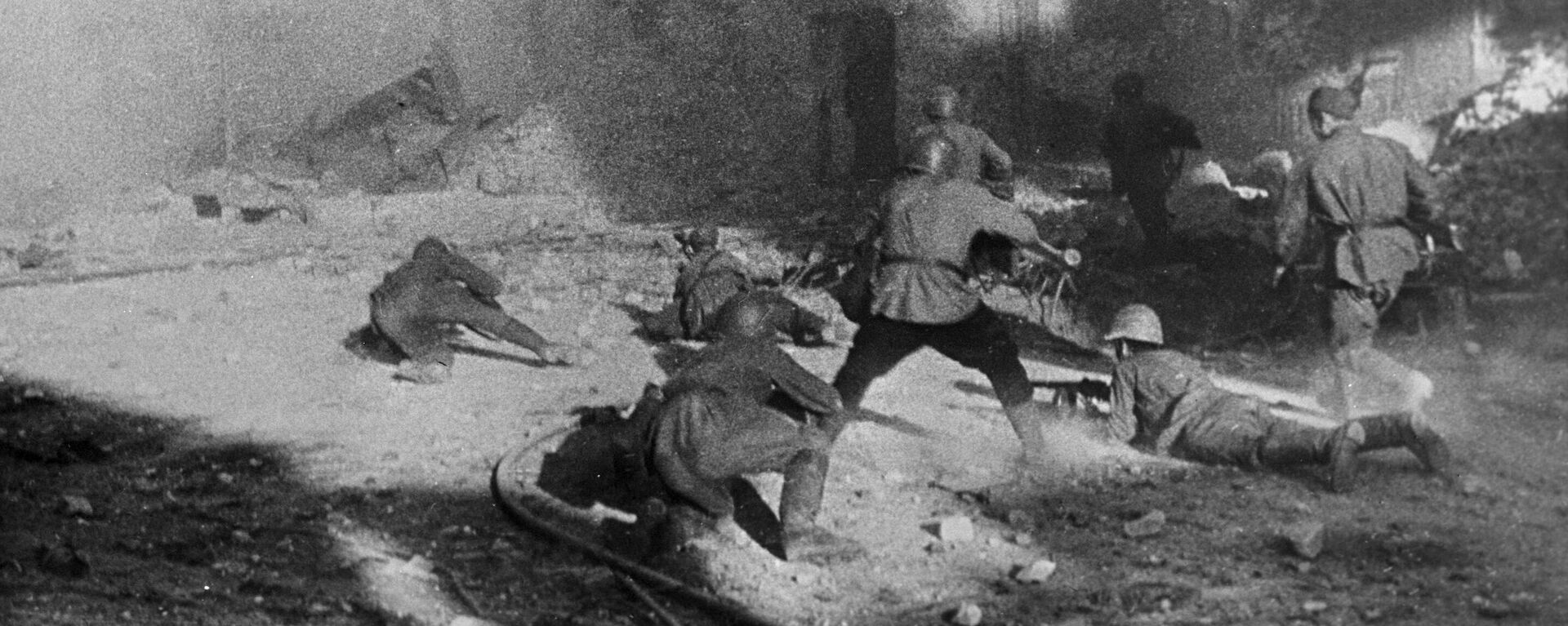 Советские штурмовики занимают новые огневые позиции в разрушенном Сталинграде. - Sputnik Южная Осетия, 1920, 02.02.2025