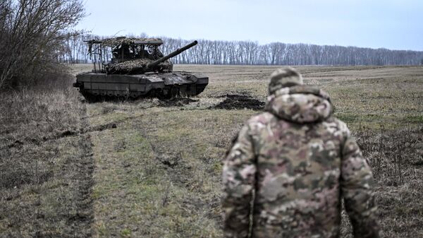 Российский боец и танк. Архивное фото  - Sputnik Южная Осетия