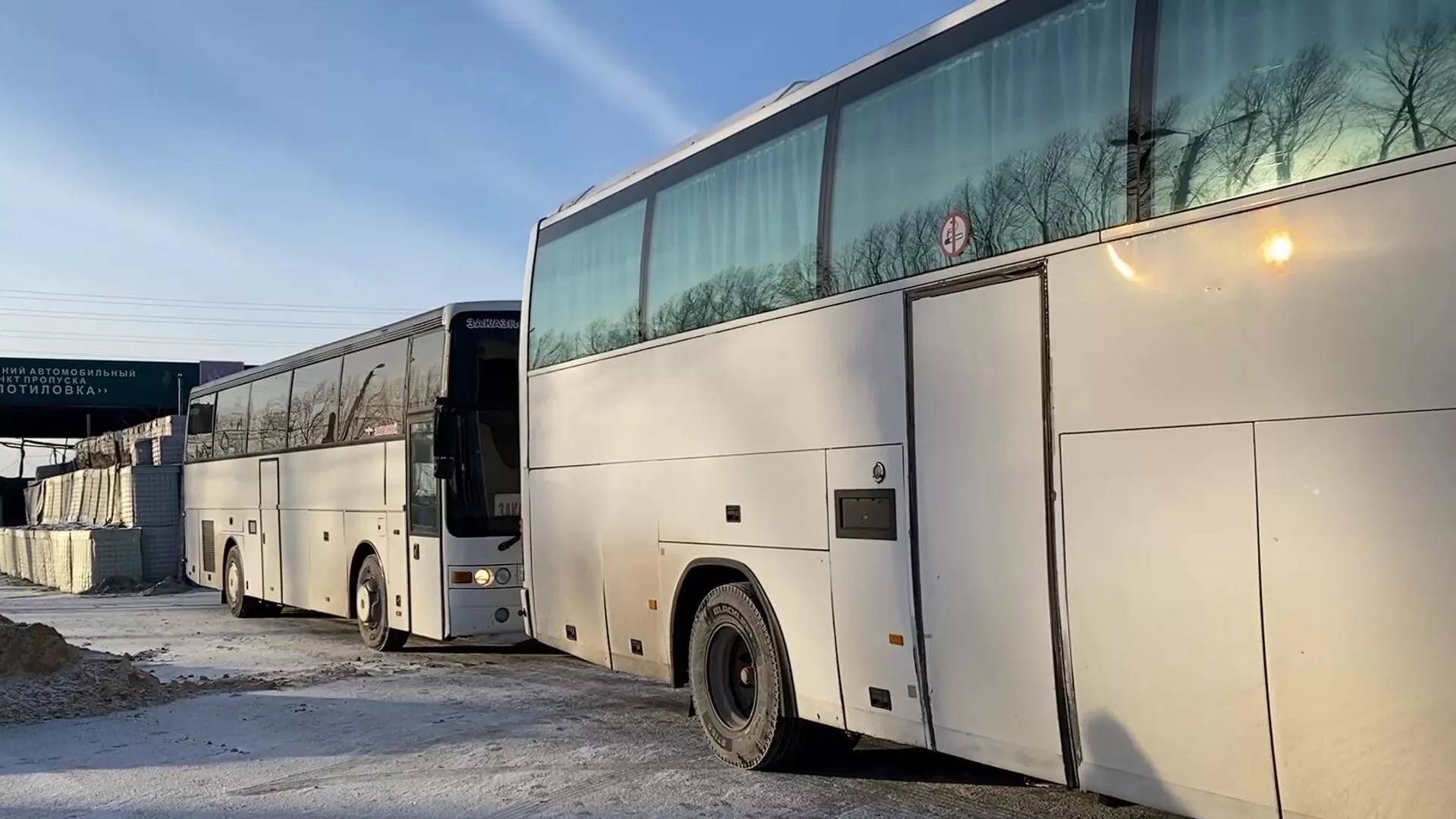Автобусы для российских военных, возвращенных из украинского плена. Архивное фото