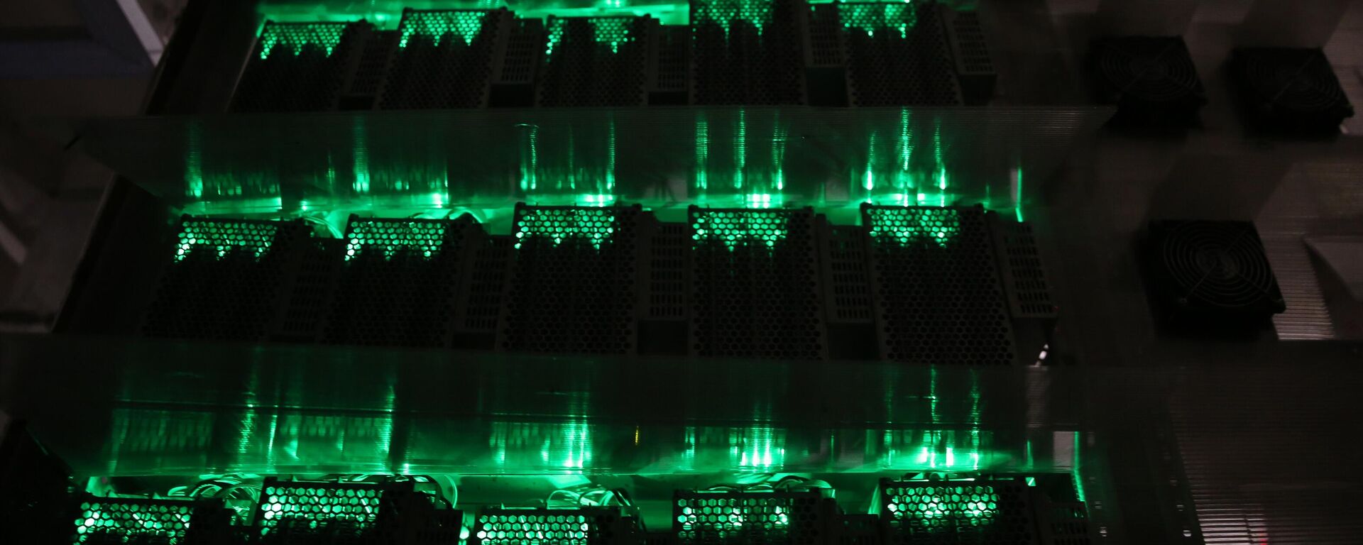 Стойка с асиками на одной из майнинговых ферм - Sputnik Южная Осетия, 1920, 12.02.2025