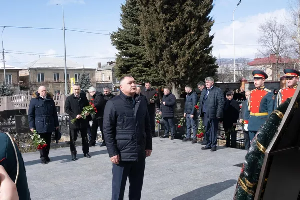 В Южной Осетии почтили память защитников Отечества В Южной Осетии почтили память защитников Отечества - Sputnik Южная Осетия