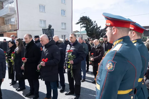В Южной Осетии почтили память защитников Отечества В Южной Осетии почтили память защитников Отечества - Sputnik Южная Осетия